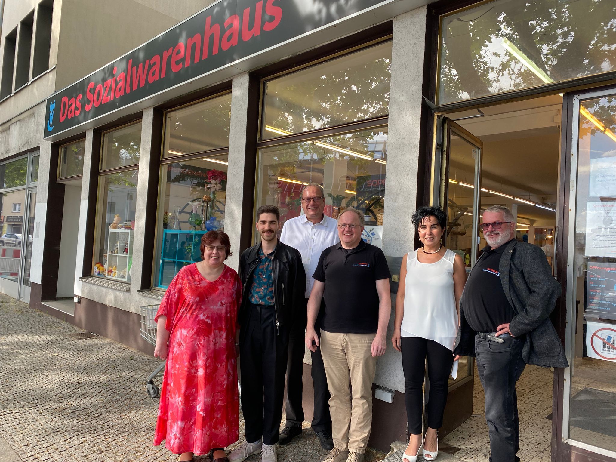 Bezirksstadträtin Emine Demirbüken-Wegner im Sozialwarenhaus in der Roedernallee in Reinickendorf Bezirksstadträtin Emine Demirbüken-Wegner im Sozialwarenhaus in der Roedernallee in Reinickendorf